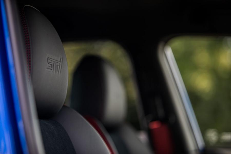 Детали интерьера Subaru WRX STI Final Edition 2017 года  (UK) (фото 20 из 21)